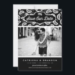Zwart-wit Bloemen Patroon Foto Opslaan Onze Datum Save The Date<br><div class="desc">Kondig uw trouwdatum aan met deze aanpasbare bewaar de datum aankondiging. Het heeft een zwart-wit bloemmotief. Personaliseer door uw gegevens toe te voegen. Deze bloemenbewaar de datumkaart is perfect voor elk trouwthema.</div>