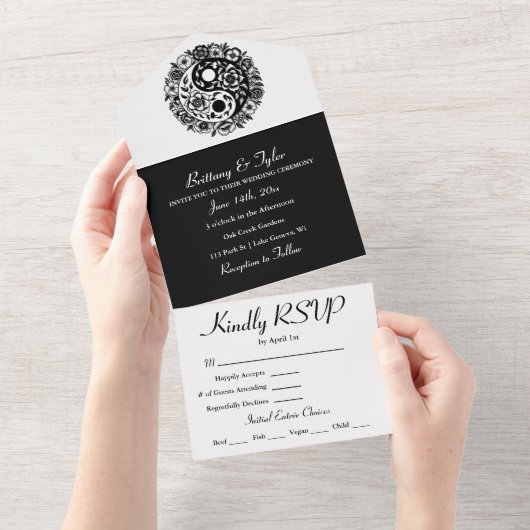 Zwart-wit Bloemen Yin Yang bruiloft All In One Uitnodiging (Afscheurbaar)