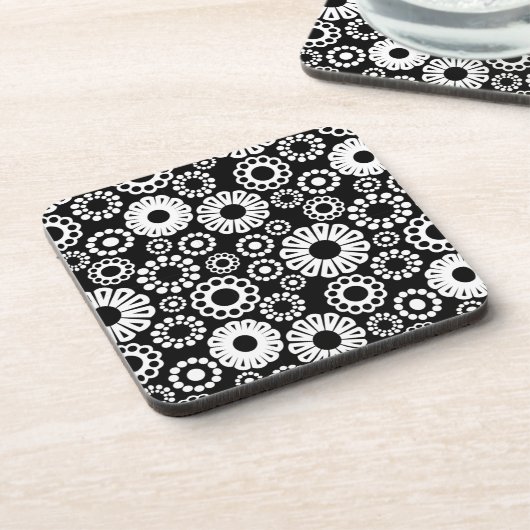 Zwart-wit bloemendessertje van kurk drankjes onderzetter (Linkerzijde)