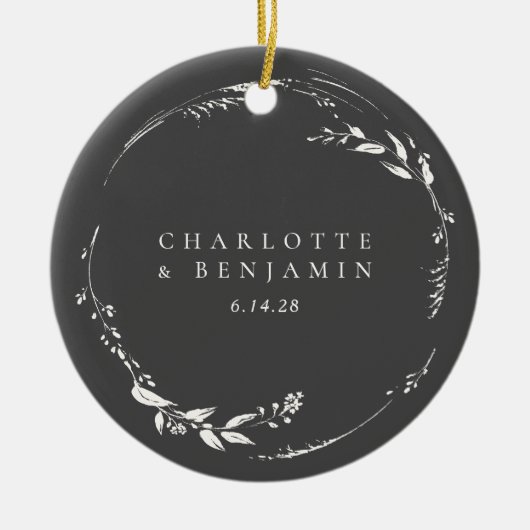 Zwart-wit bloemenkrans monogram naam keramisch ornament (Voorkant)