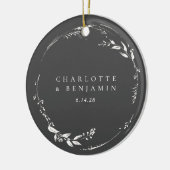 Zwart-wit bloemenkrans monogram naam keramisch ornament (Links)