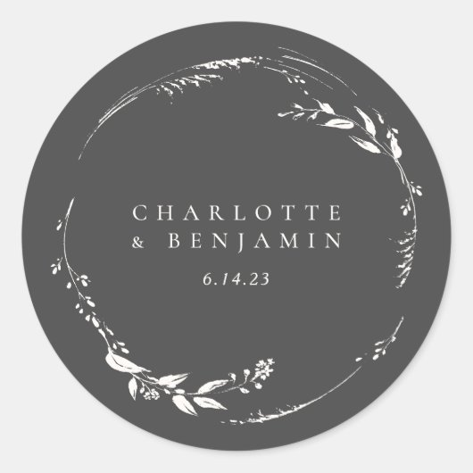 Zwart-wit bloemenkrans monogram naam ronde sticker (Voorkant)