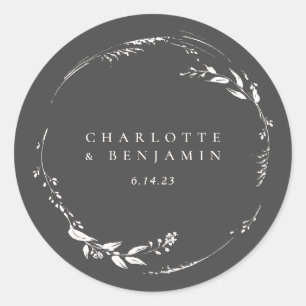 Zwart-wit bloemenkrans monogram naam ronde sticker