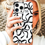 Zwart-wit boog monogram iPhone 16 pro max hoesje<br><div class="desc">Kleed je telefoon in stijl aan met deze chique en trendy zwart-witte telefoonhoes! Met een speels patroon van handgetekende bogen en gepersonaliseerd met uw monogram, is dit hoesje de perfecte mix van mode en functie. Gemaakt van duurzame materialen om uw telefoon te beschermen tegen alledaagse stoten en krassen. Een geweldig...</div>