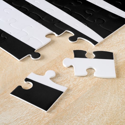 Zwart-wit bos met sporen van kleur legpuzzel (Zijkant)