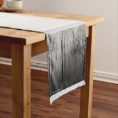 Zwart-wit Bossen in een mistloper Korte Tafelloper (Voorbeeld)