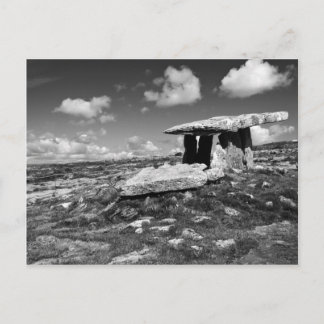 zwart-wit briefkaart van Poulnabrone co.clare