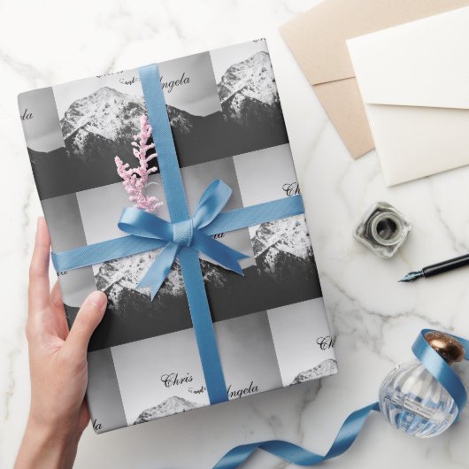 Zwart-wit bruiloft onder de bergen cadeaupapier (Geschenken)