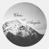 Zwart-wit bruiloft onder de bergen ronde sticker (Voorkant)