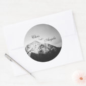 Zwart-wit bruiloft onder de bergen ronde sticker (Envelop)