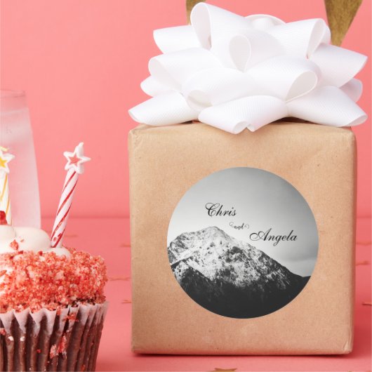 Zwart-wit bruiloft onder de bergen ronde sticker (Feest)