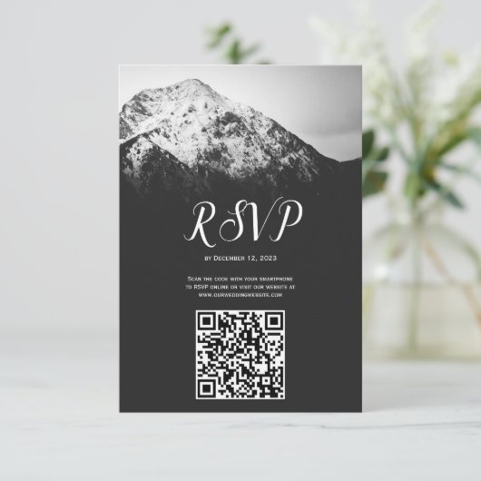 Zwart-wit bruiloft onder de bergen RSVP kaartje (Staand voorkant)
