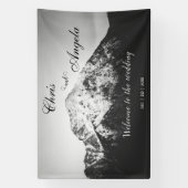 Zwart-wit bruiloft onder de bergen spandoek (Verticaal)
