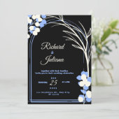Zwart-wit bruiloft uitnodiging met blauwe bloem (Staand voorkant)