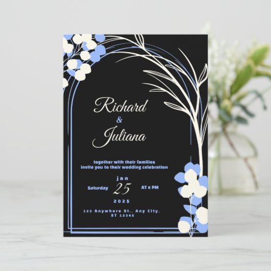 Zwart-wit bruiloft uitnodiging met blauwe bloem (Staand voorkant)