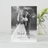 Zwart-wit bruiloftsfoto modern schrifttype eenvoud bedankkaart (Staand voorkant)