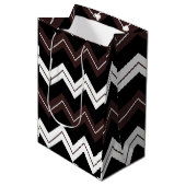 Zwart Wit Bruin Chevron Stripe Medium Cadeauzakje (Voorkant Gekanteld)