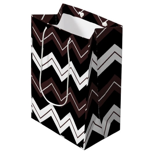Zwart Wit Bruin Chevron Stripe Medium Cadeauzakje (Voorkant Gekanteld)
