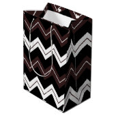 Zwart Wit Bruin Chevron Stripe Medium Cadeauzakje (Achterkant Gekanteld)