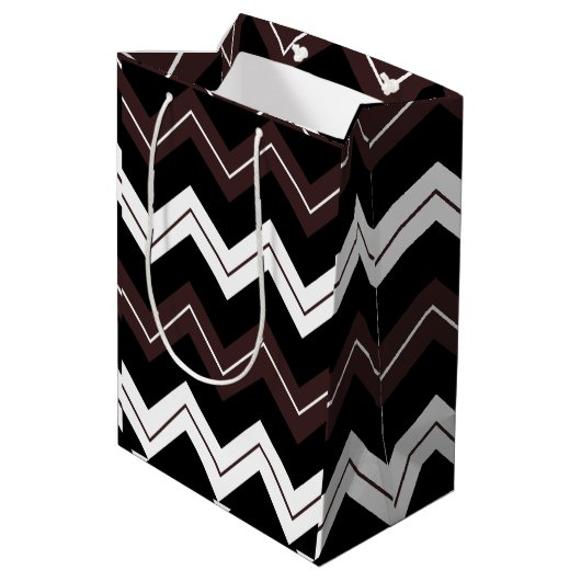 Zwart Wit Bruin Chevron Stripe Medium Cadeauzakje (Achterkant Gekanteld)