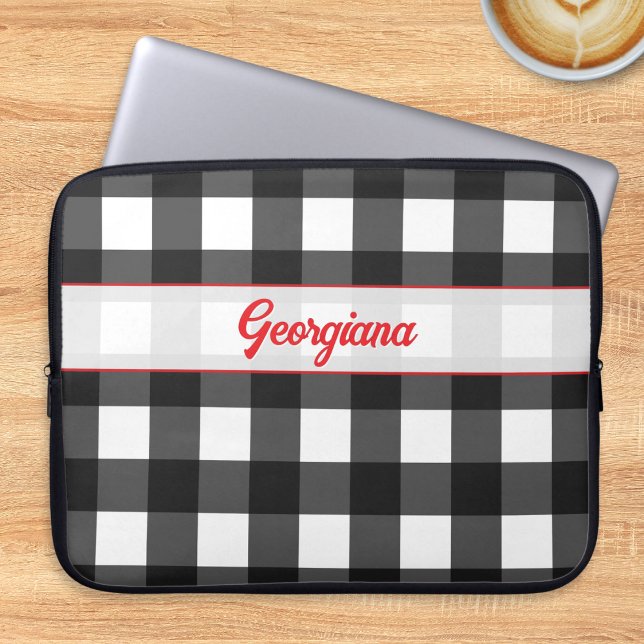 Zwart-wit Buffalo Plaid Persoonlijk Laptop Sleeve (A black and white buffalo check laptop cover, with personalized name in red script typography)