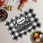 Zwart-wit buffelvlakte Keuken Custom Naam Theedoek<br><div class="desc">Voeg een rustieke, gezellige touch toe aan uw keuken met deze stijlvolle zwart-witte buffel plaid handdoek met aangepaste naam! Met het hartverwarmende citaat "Keuken doorkruid met liefde" omgeven door keukengerei en een hart lijst waar u jouw naam kunt personaliseren. Maak het uiterlijk compleet door uw gevestigde jaar onderaan toe te...</div>