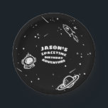 Zwart Wit Buitenruimte Astronaut Verjaardag Bord<br><div class="desc">Uniek, leuk, modern en gedurfd verjaardagsastronaut ruimteavontuur verjaardagsfeestje bord ontwerp. Zwart-wit kleurenpalet wordt gebruikt om een eenvoudig maar vet en opvallend verjaardagsruimteviering ontwerpthema te creëer. De zwarte dominante kleur wordt gebruikt om de diepe buitenruimte weer te geven. Leuke cartoon illustratieschema's met Space raket, ruimtesterren, meteoren, vallende sterren, astronaut en ruimteplaneten...</div>