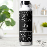 Zwart-wit Business Logo Waterfles<br><div class="desc">Leuke en trendy manier om uw bedrijf, merk of aangepast ontwerp voor te stellen met dit rommelige punt of dalmatische dot patroon accent. Personaliseer deze waterfles met uw bedrijf of merk logo, of zelfs een ontwerp van u dat u wilt kenmerken. Wijzig de achtergrond- en lettertypekleuren en -typografie naar alles...</div>