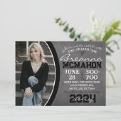 Zwart-wit Chalkboard Afstuderen Invitation Kaart (Staand voorkant)
