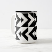 Zwart-wit Chevron geometrisch patroon Tweekleurige Koffiemok (Voorkant links)