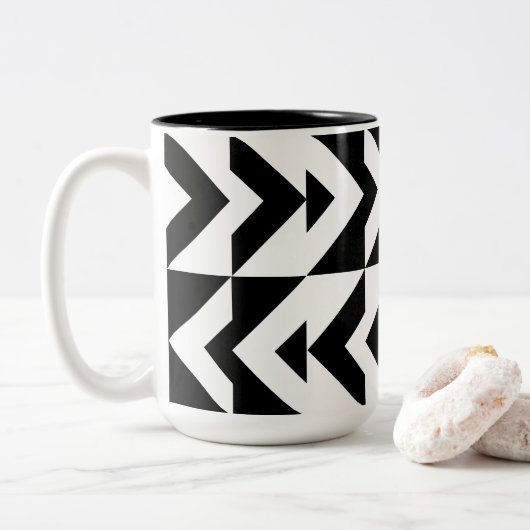 Zwart-wit Chevron geometrisch patroon Tweekleurige Koffiemok (Met donut)