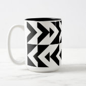 Zwart-wit Chevron geometrisch patroon Tweekleurige Koffiemok (Links)