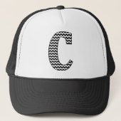 Zwart-wit Chevron Letter C Monogram Trucker Pet (Voorkant)