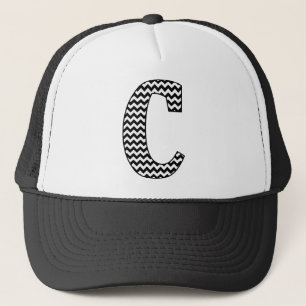 Zwart-wit Chevron Letter C Monogram Trucker Pet