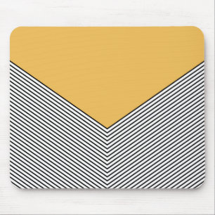 Zwart-wit chevron ontwerp en gele driehoek muismat
