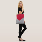 Zwart-wit chevron ontwerp en rode driehoek tote bag (Op model)