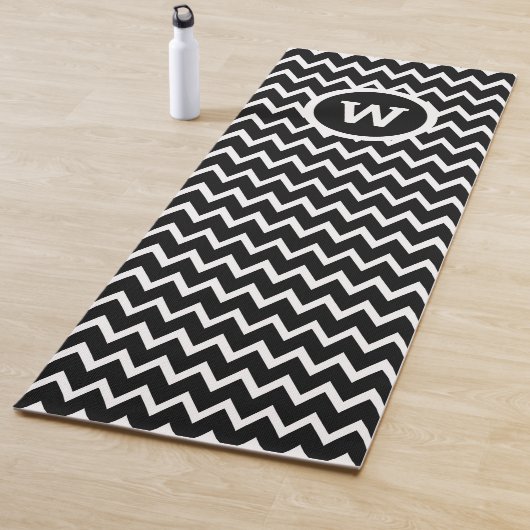 Zwart-wit Chevron patroon monogram Yogamat (In situ)