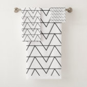 Zwart-wit Chevron Stripe Pattern Bad Handdoek (Insitu)
