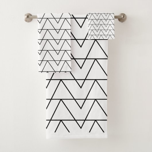 Zwart-wit Chevron Stripe Pattern Bad Handdoek (Insitu)
