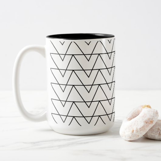 Zwart-wit Chevron Stripe Pattern Tweekleurige Koffiemok (Met donut)