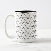Zwart-wit Chevron Stripe Pattern Tweekleurige Koffiemok (Links)