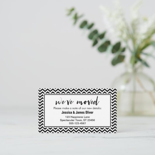 Zwart-wit Chevron "We hebben verplaatst" Plaats Ka Informatiekaartje (Staand voorkant)