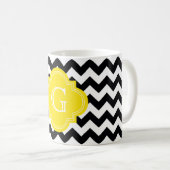 Zwart wit Chevron Zig-Zag Geel Monogram Koffiemok (Voorkant rechts)