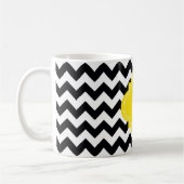 Zwart wit Chevron Zig-Zag Geel Monogram Koffiemok (Links)