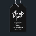 Zwart & Wit | Chic 80ste verjaardagsfeest Bedankt Cadeaulabel<br><div class="desc">Deze moderne aangepaste bedankkaart voegt stijlvolle details toe aan uw speciale dag. Dit ontwerp bevat chic penseellettertype "Bedankt" met aangepaste tekst. U kunt dit ontwerp voor feestelijke etiketten personaliseren voor elk evenement. Overeenkomstige jubileum-verjaardagsuitnodigingen en feestartikelen zijn beschikbaar in mijn winkel BaraBomDesign.</div>