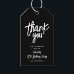Zwart & Wit | Chic 80th Birthday Party Dank u Cadeaulabel<br><div class="desc">Dit moderne aangepaste bedankdetail zal stijlvolle label toevoegen aan uw speciale dag. Dit ontwerp is voorzien van chique penseelbelettering " Thank you" met aangepaste tekst. U kunt dit gunstag ontwerp voor om het even welke gebeurtenissen personaliseren. Overeenkomende mijlpaal verjaardagsuitnodigingen en feestartikelen zijn verkrijgbaar in mijn winkel BaraBomDesign.</div>
