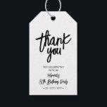 Zwart & Wit | Chic 80th Birthday Party Dank u Cadeaulabel<br><div class="desc">Dit moderne aangepaste bedankdetail zal stijlvolle label toevoegen aan uw speciale dag. Dit ontwerp is voorzien van chique penseelbelettering " Thank you" met aangepaste tekst. U kunt dit gunstag ontwerp voor om het even welke gebeurtenissen personaliseren. Overeenkomende mijlpaal verjaardagsuitnodigingen en feestartikelen zijn verkrijgbaar in mijn winkel BaraBomDesign.</div>