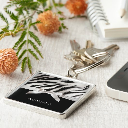 Zwart Wit Chic Zebra Print Bow Sleutelhanger (Zijkant)