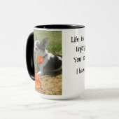 Zwart Wit Chihuahua met Oranje Rozen Inspirerend Mok (Voorkant links)