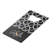 Zwart-wit cirkelpatroon met monogram creditkaart flessenopener (Voorkant Gekanteld)